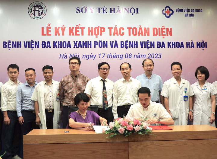 TS.BS Nguyễn Đức Long và bà Nguyễn Quỳnh Anh ký kết hợp tác chuyên môn toàn diện giữa hai bệnh viện.