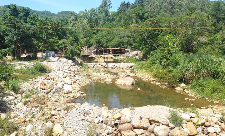 Tại khu vực suối Lương, hiện có hàng chục điểm du lịch sinh thái.