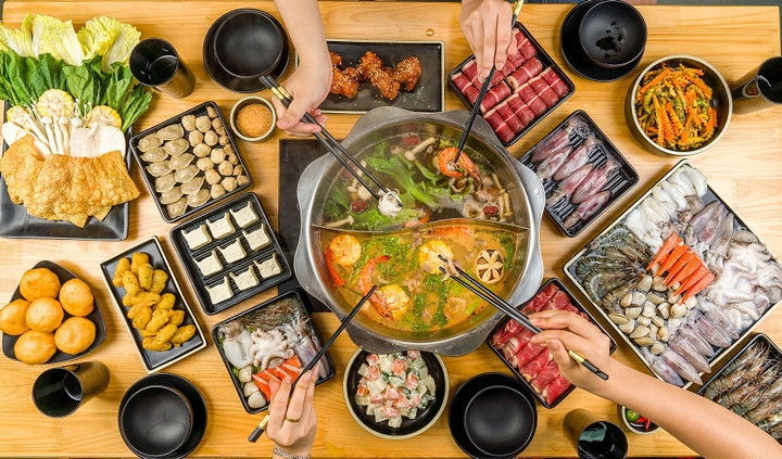 Khi ăn lẩu không nên ăn đồ tái sống, hay ăn lẩu quá cay, quá nóng. (Ảnh minh hoạ)