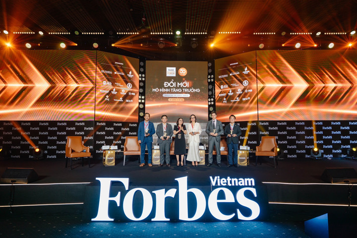 Các diễn giả nhận kỷ niệm chương của chương trình.