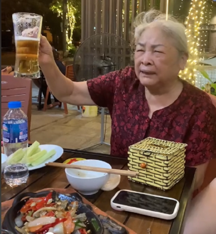 Cụ bà gây sốt mạng xã hội khi "giảng đạo lý", dạy anh em cách từ chối khi bị ép uống rượu