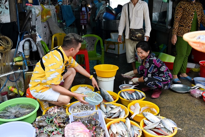 Đàm Vĩnh Hưng đi bán cá ngoài chợ để kiếm 500 nghìn đồng - 2