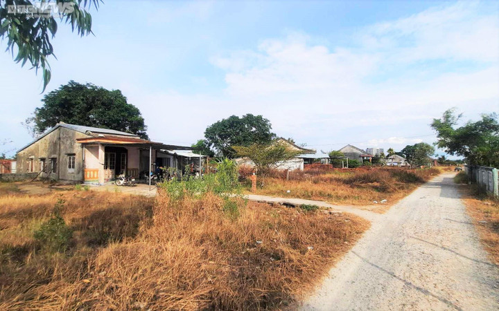 Nhiều hộ dân nằm trong vùng dự án ở Duy Xuyên vẫn chưa thể di dời.