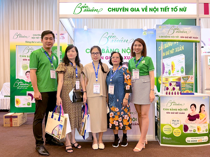 Các chuyên gia, bác sĩ tham quan gian hàng của Bảo Xuân.