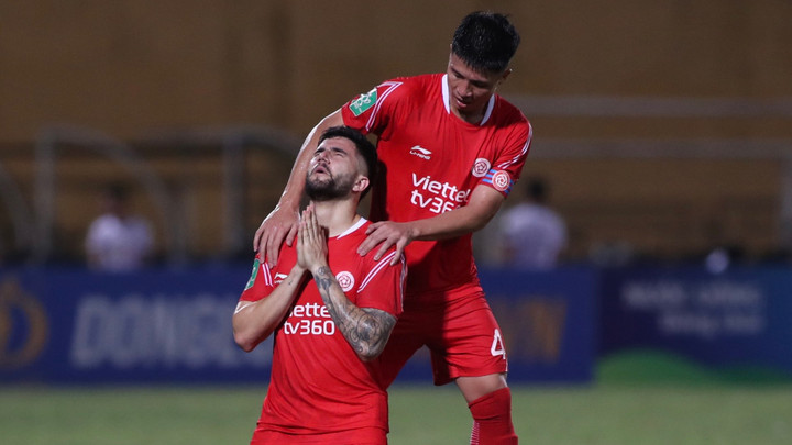 Tiền đạo Jeferson bị treo giò do nhận đủ thẻ vàng.