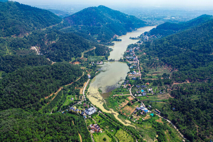 UBND xã Minh Trí có trách nhiệm cưỡng chế 6 công trình sai phép xung quanh hồ Đồng Đò. (Ảnh: Quang Phong).