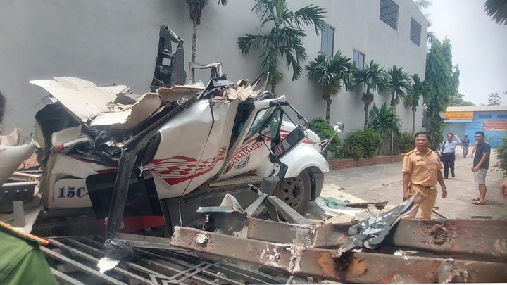 Cabin đầu kéo xe ô tô hư hỏng hoàn toàn.