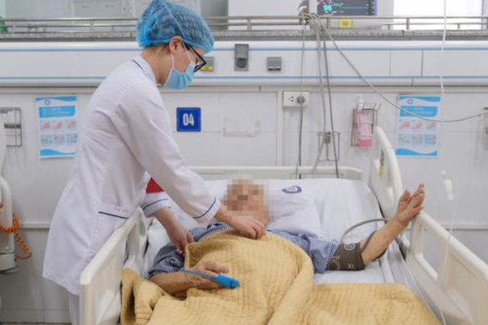 Một bệnh nhân cấp cứu tại Bệnh viện Nội tiết trung ương. (Ảnh: BVCC)