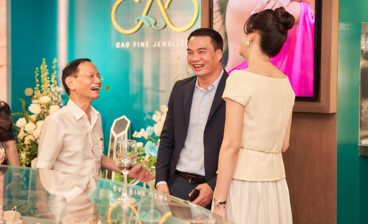 Vợ chồng Ngô Thanh Thanh Tú vui vẻ trò chuyện cùng các khách mời. Á hậu sinh năm 1994, cao 1m81, tốt nghiệp Học viện Ngoại giao. Sau cuộc thi Hoa hậu Việt Nam, cô được cử đi thi Hoa hậu Quốc tế 2018 nhưng đã từ chối. Không lâu sau đó, người đẹp kết hôn và sinh con.