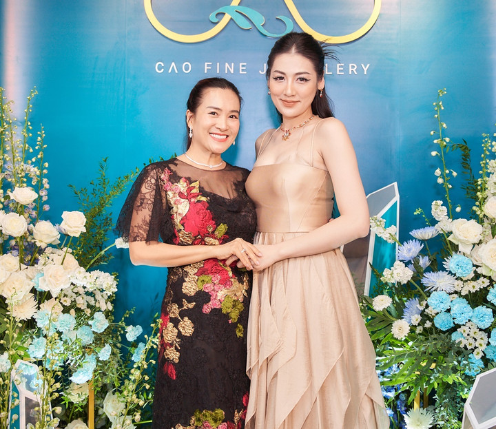 Trong lần xuất hiện này, Á hậu Tú Anh mang trên mình BST đá sapphire và kim cương quý hiếm. Cô rất vui khi hội ngộ doanh nhân Anh Thơ - người vợ xinh đẹp, tài giỏi của nam diễn viên Bình Minh.