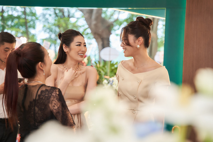 Ngô Thanh Thanh Tú hội ngộ Á hậu Tú Anh. Cả hai đều giành ngôi vị cao trong các cuộc thi sắc đẹp nhưng sau khi lập gia đình đều rút lui khỏi showbiz. Tú Anh đang có cuộc sống viên mãn bên chồng và con trai.