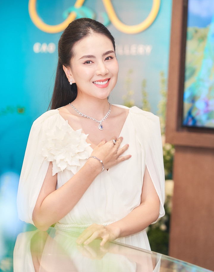 BTV Mai Ngọc của VTV đeo bộ trang sức làm từ kim cương hiếm và đá quý hoàng gia, được chế tác thủ công tinh xảo. Bộ trang sức của Mai Ngọc thuộc BST Legendary của thương hiệu CAO Fine Jewellery.