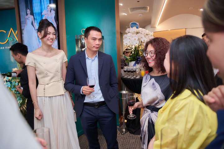 Ngô Thanh Thanh Tú - Á hậu 1 Hoa hậu Việt Nam 2016 - rút lui hoàn toàn khỏi các hoạt động trong showbiz từ khi lên xe hoa cùng doanh nhân Nguyễn Thanh Phương. Do đó, việc cô cùng chồng xuất hiện tại một sự kiện quy tụ nhiều người đẹp có tiếng trong showbiz Việt và các doanh nhân thành đạt gần đây khiến nhiều người chú ý.