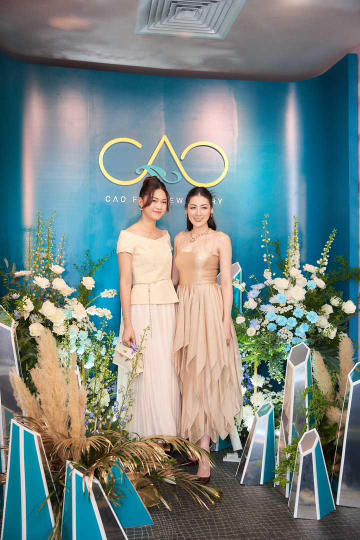 Á hậu Tú Anh và Á hậu Ngô Thanh Thanh Tú khoe nhan sắc một chín một mười.