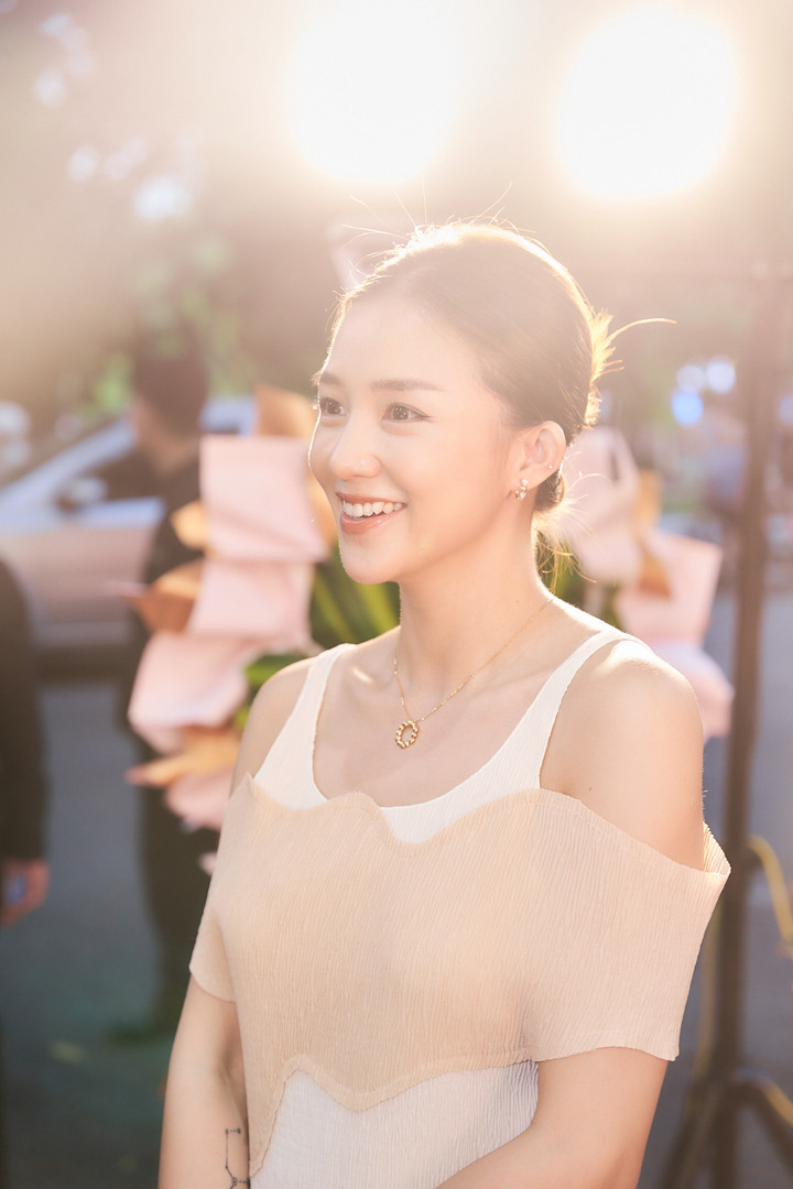 Salim cũng là nghệ sỹ ít khi xuất hiện tại các sự kiện giải trí sau khi kết hôn. Cô gái gốc Hà Nội này tên thật là Hoàng Kim Ngân, sinh năm 1992, là fashionista nổi tiếng và từng diễn xuất trong các bộ phim "Ma làng", "Thiên thần hộ mệnh"... Trong lần xuất hiện này, cô đeo bộ trang sức mang vẻ đẹp nguyên bản và tinh tế, hoàn hảo.