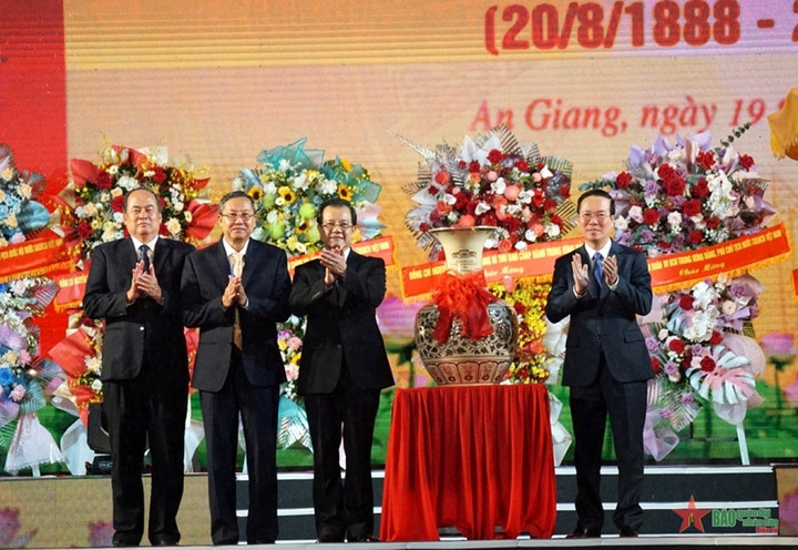 Chủ tịch nước Võ Văn Thưởng thừa ủy quyền của đồng chí Tổng Bí thư trao quà cho Đảng bộ và nhân dân An Giang. (Ảnh: Báo QĐND)