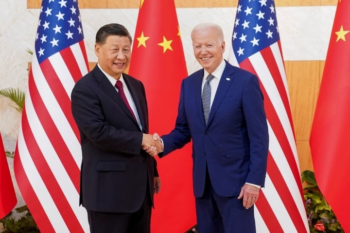 Tổng thống Mỹ Joe Biden bắt tay Chủ tịch Trung Quốc Tập Cận Bình trong cuộc gặp tại Bali, Indonesia ngày 14/11/2022. (Ảnh: Reuters)