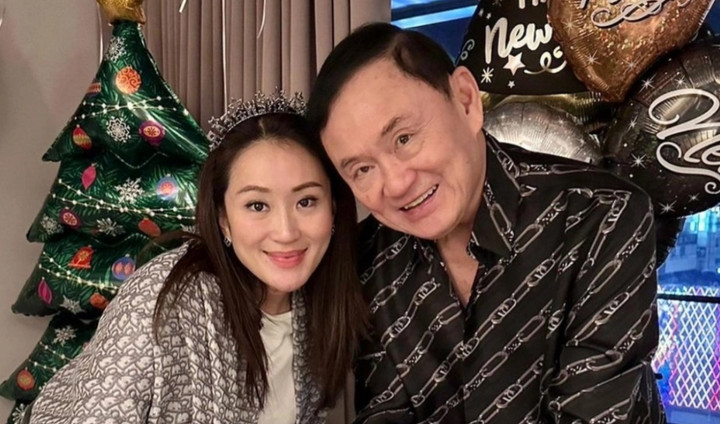 Cựu Thủ tướng Thaksin Shinawatra và con gái Paetongtarn. (Ảnh: Thai PBS)