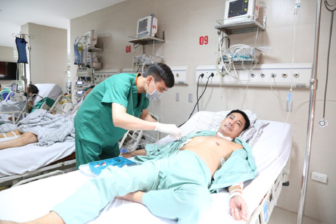 Điều dưỡng thay băng cho người bệnh.