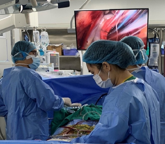 Ekip phẫu thuật cho người bệnh.