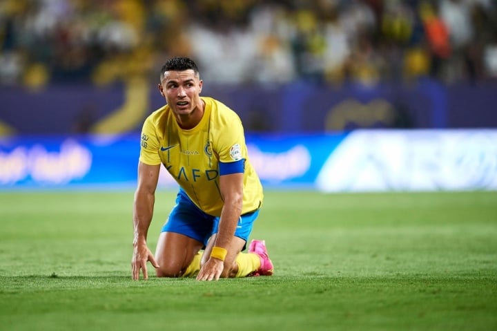 Ronaldo thất vọng trong trận đấu với Al Taawon.