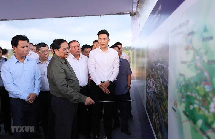 Thủ tướng xem bản đồ định hướng quy hoạch Khu du lịch sinh thái Măng Đen. (Ảnh: Dương Giang/TTXVN)