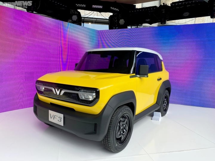 Xe VF3 có màu vàng, kích thước rất nhỏ gọn. Thiết kế của VF3 vuông vức, cá tính, mang kiểu dáng SUV hầm hố, khác biệt với các sản phẩm khác của VinFast vốn mang thiết kế mềm mại. (Ảnh: Đại Việt)