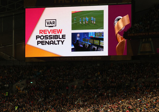 Trọng tài cần vài phút để tham khảo VAR