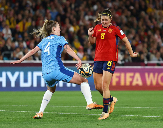 Bóng chạm tay hậu vệ Walsh.