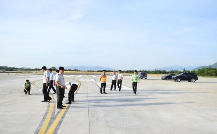 Cơ quan chức năng kiểm tra đường cất hạ cánh số 2 trước khi đưa vào khai thác.