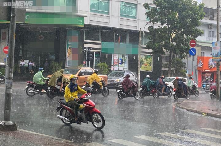 Thời tiết tại TP.HCM hôm nay 20/8, có mây, ngày nắng gián đoạn, chiều tối và đêm có mưa, cục bộ có mưa vừa, có nơi mưa to.