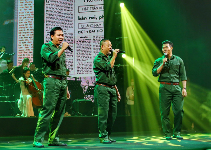 Mashup “Chiến sỹ Việt Nam - Không quân Việt Nam - Bài ca chiến sỹ Hải quân” do các nghệ sỹ Phúc Tiệp - Yvol - Tạ Quang Thắng và dàn hợp xướng nam biểu diễn. (Ảnh: Đức Tuấn).