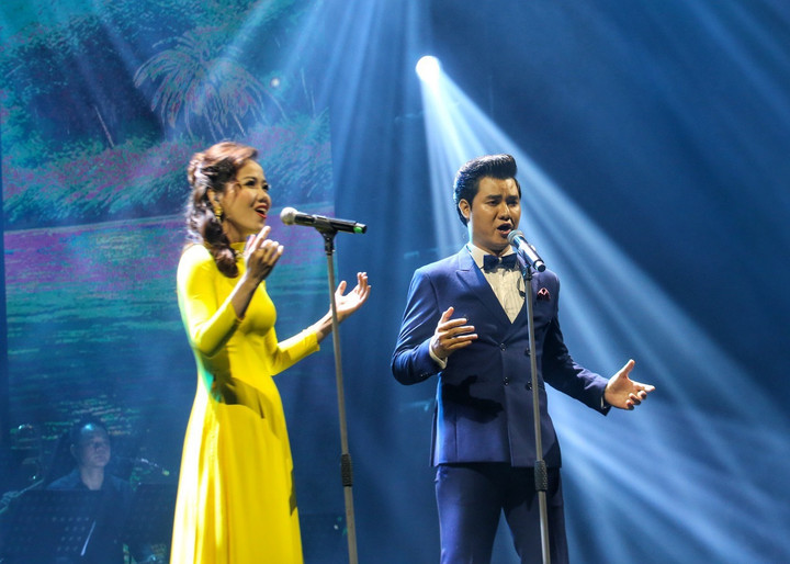 “Trường ca Sông Lô” do nghệ sỹ Đào Mác - Khánh Ngọc thể hiện. (Ảnh: Đức Tuấn).