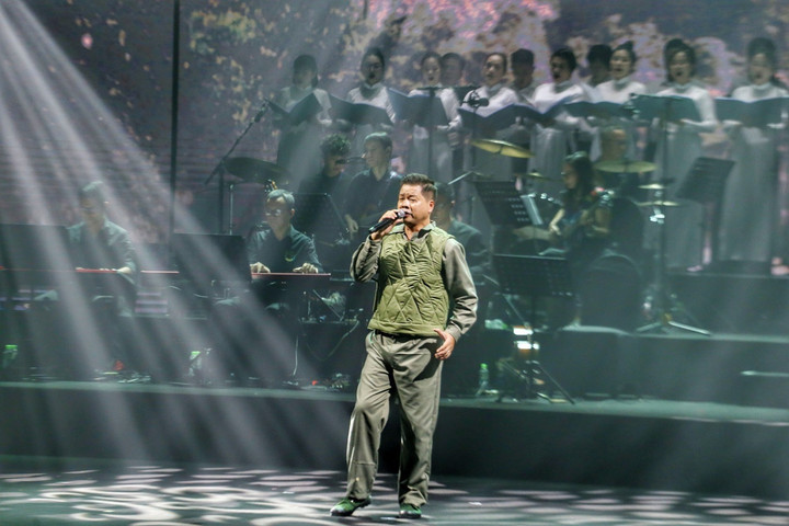 NSƯT Đăng Dương thể hiện ca khúc "Bắc Sơn" cùng dàn hợp xướng.