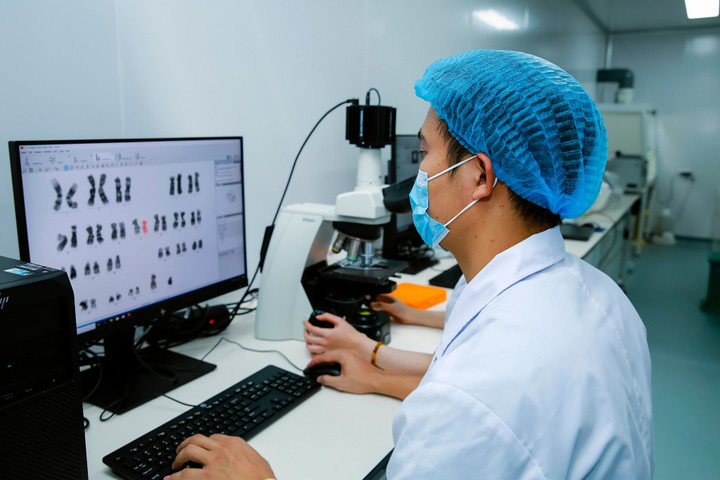 Xét nghiệm chẩn đoán di truyền giúp các cặp vợ chồng yên tâm sinh con khỏe mạnh. (Ảnh: BVCC)