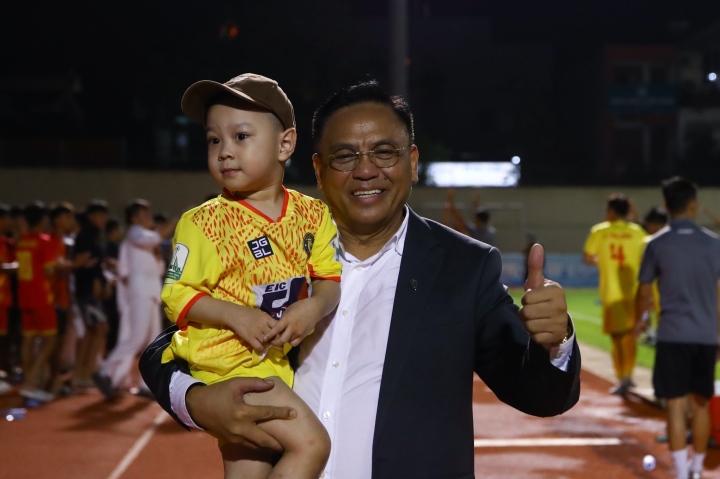 Chủ tịch CLB Thanh Hóa, ông Cao Tiến Đoan xuống dưới sân tận hưởng niềm vui chiến thắng.