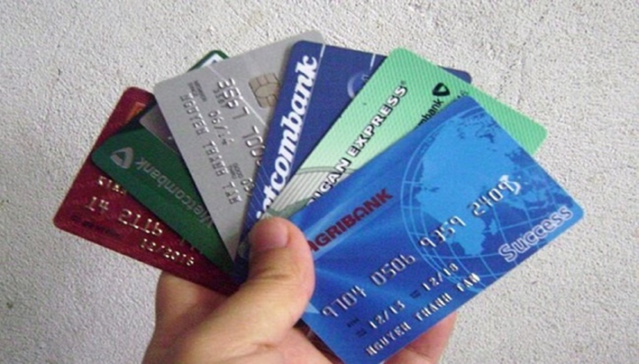 Thẻ ATM dùng để thực hiện các giao dịch tự động như kiểm tra tài khoản.