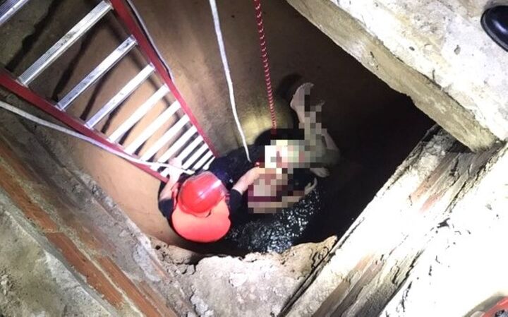 Cảnh sát cứu hộ cứu nạn đưa thi thể bà B. từ dưới giếng lên.
