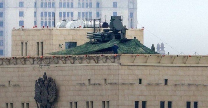 Hệ thống phòng không Pantsir-S1 được bố trí trên nóc tòa nhà Bộ Quốc phòng Nga.