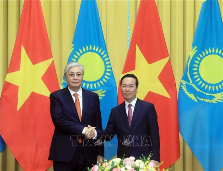 Chủ tịch nước Võ Văn Thưởng và Tổng thống Kazakhstan Kassym-Jomart Tokayev tại buổi hội đàm. (Ảnh: TTXVN)