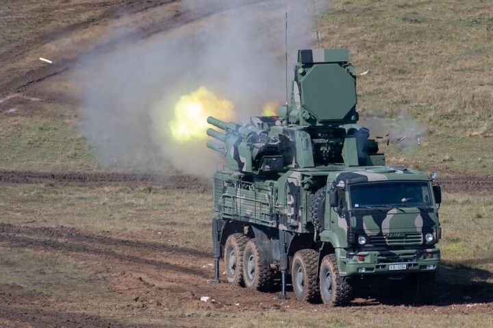 Pantsir-S1 khai hỏa bằng pháo 30mm.