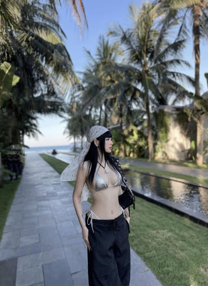 Trên trang cá nhân, cựu hot girl Tâm Tít khoe loạt ảnh được chụp tại 1 resort sang chảnh. Cô nàng diện bikini dây màu bạc phô diễn trọn vẹn vẻ đẹp hình thể.