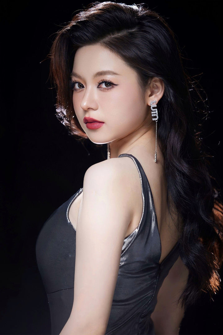 Hiện tại, người đẹp vẫn đang dốc sức học tập và trau dồi khả năng ngoại ngữ. Ngoài ra, cô còn tham gia vào công việc kinh doanh và làm người mẫu ảnh.