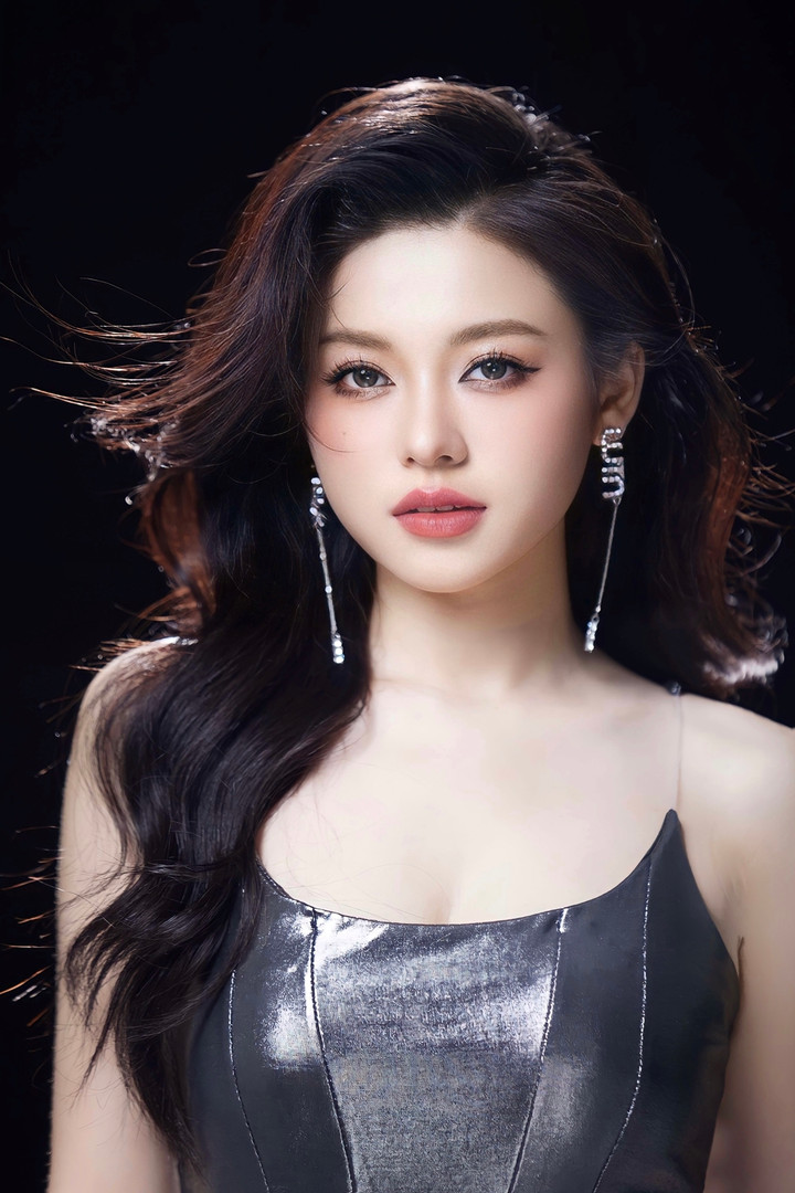 Thu Trang cho biết: “Thời gian qua, tôi đã tham gia một số hoạt động thiện nguyện như chương trình Tết ấm yêu thương ở Hà Giang, phát quà thiếu nhi 1/6 cho các bé bệnh nhân ung thư huyết học tại bệnh viên K… Tôi quan niệm yêu thương cho đi là yêu thương còn mãi, nguyện cố hết sức để phát tâm thiện lành, lan tỏa những điều tích cực tới cuộc sống”.