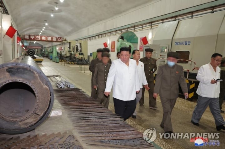 Lãnh đạo Kim Jong-un thị sát lại nhà máy sản xuất vũ khí, đạn dược. (Ảnh: Yonhap)