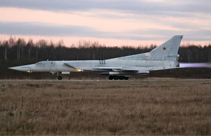 Tu-22M3 với tên lửa Kh-22 dưới cánh.