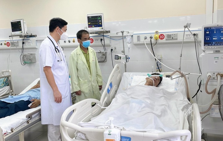 Bác sĩ Hoàng Công Tình thăm hỏi sức khoẻ bệnh nhân. (Ảnh: BSCC)
