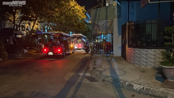 Hình ảnh xe điện đỏ thuộc Chi nhánh Công ty TNHH TM DL Thịnh Hùng tại Quy Nhơn đang đón trả khách trong khu vực không được phép tại đường Xuân Thủy, phường Quang Trung tối hôm 7/8.