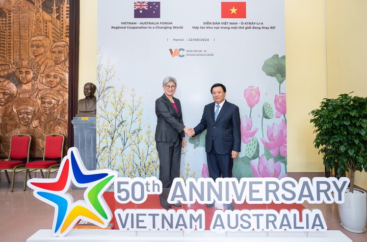 Thượng nghị sỹ Penny Wong, Bộ trưởng Ngoại giao Australia, và GS.TS. Nguyễn Xuân Thắng, Giám đốc Học viện Chính trị quốc gia Hồ Chí Minh tại sự kiện.