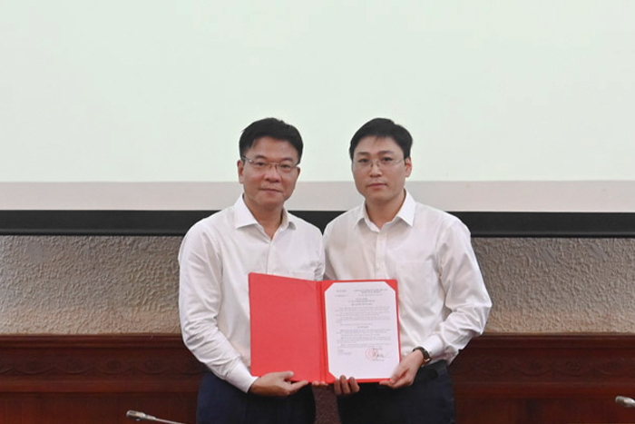 Bộ trưởng Lê Thành Long trao quyết định bổ nhiệm ông Đỗ Xuân Quý làm Chánh Văn phòng Bộ Tư pháp. (Ảnh: Bộ Tư pháp).